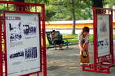 游客在中山公园观看孙中山先生与辛亥革命历史图片展。