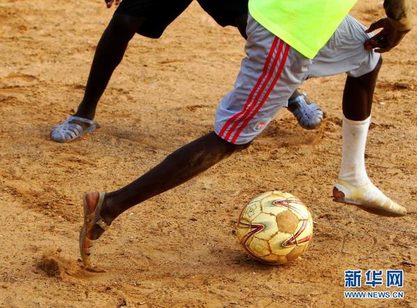 塞内加尔足球少年 用游戏跨越贫富的鸿沟