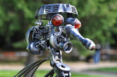 8月29日，在俄罗斯叶卡捷琳堡市中央公园举行的第三届叶卡捷琳堡国际“洛姆”雕塑艺术节上，“机器人”雕塑引人注目。新华社发（安东 摄）图片来源：新华网