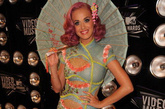 超人气美女歌手凯蒂·佩里 (Katy Perry) 身着Atelier Versace2011秋冬系列的亚洲风情迷你连身裙搭配Jimmy Choo高跟鞋亮相2011MTV音乐录影带大奖颁奖礼。