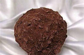 13、世界上最贵的巧克力名叫Chocopologie by Knipschildt。它是由美国Knipschildt Chocolatier公司生产的。这是一种黑巧克力(dark chocolate)，保存时间短。这种巧克力的价格为一盎司2600美元。