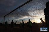 8月25日，在塞内加尔首都达喀尔郊区，年轻人在夕阳的余晖下进行足球比赛。新华社记者 刘宇摄