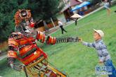 8月29日，在俄罗斯叶卡捷琳堡市中央公园举行的第三届叶卡捷琳堡国际“洛姆”雕塑艺术节上，小朋友与雕塑“亲密接触”。新华社发（安东 摄）图片来源：新华网