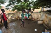8月26日，在距塞内加尔首都达喀尔三公里的奴隶岛，几个孩子在仅有七、八平米的平台上踢足球。新华社记者 刘宇摄