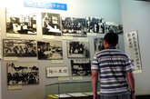 游客在中山堂观看孙中山先生与辛亥革命历史图片展。