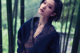 超模杜鹃为中国版《VOGUE》拍摄的时装大片曝光，能够登上重头的九月刊，足见杜鹃的地位。