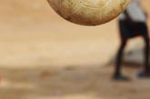 塞内加尔的男孩子一般从5、6岁就接触足球，尽管他们中的大多数一生都不会穿上专业球鞋，也没有机会在专业球场上踢球，但是这些都不妨碍他们对足球的热爱。新华社记者 刘宇摄