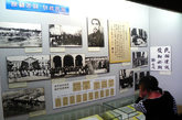 游客在中山堂观看孙中山先生与辛亥革命历史图片展。