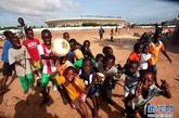 8月21日，在塞内加尔首都达喀尔郊区，一些孩子在中国援建的体育场前踢球。新华社记者 刘宇摄
