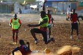 8月28日，在塞内加尔首都达喀尔，年轻人在进行足球比赛。新华社记者 刘宇摄