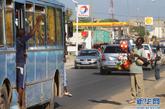 8月24日，在塞内加尔首都达喀尔郊外的一条公路旁，小贩在兜售足球。新华社记者 刘宇摄