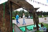 8月29日，在俄罗斯叶卡捷琳堡市中央公园举行的第三届叶卡捷琳堡国际“洛姆”雕塑艺术节上，观众从雕塑旁走过。新华社发（安东 摄）图片来源：新华网