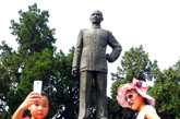 游客在中山公园孙中山先生铜像前合影留念。