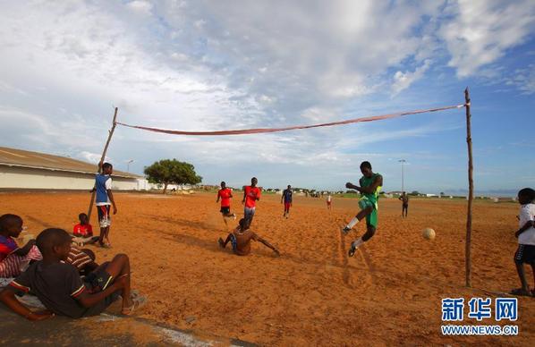塞内加尔足球少年 用游戏跨越贫富的鸿沟