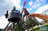 8月29日，在俄罗斯叶卡捷琳堡市中央公园举行的第三届叶卡捷琳堡国际“洛姆”雕塑艺术节上，游人与造型奇特的雕塑“握手”。新华社发（安东 摄）图片来源：新华网