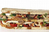 10、世界上最贵的三明治是von Essen latinum Club Sandwich，其味道鲜美，面包是用用特殊酵母制作的，中间夹有伊比利雅火腿，布列斯鸡肉，白地菇，鹌鹑蛋，意大利西红杮，品尝一份这种三明治需要花费100英镑。