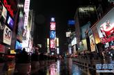 8月27日夜，美国纽约时报广场上几乎没有游客。飓风“艾琳”将至纽约，周六日所有百老汇演出均被取消，原本熙熙攘攘的时报广场变得冷冷清清。 新华社记者伍婧丹摄