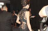 赛琳娜·戈麦斯 (Selena Gomez) ?身着的这身Julien MacDonald2011秋冬系列的蕾丝裙装，背部设计尤其性感。 