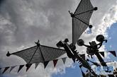 8月29日，在俄罗斯叶卡捷琳堡市中央公园举行的第三届叶卡捷琳堡国际“洛姆”雕塑艺术节上，一座雕塑如同大鹏展翅。新华社发（安东 摄）图片来源：新华网