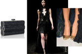 赛琳娜·戈麦斯 (Selena Gomez) ?搭配着装的经典款手拿包来自Judith Leiber；高跟鞋来自Brian Atwood，金光闪闪的配色为整体的黑色造型提亮。