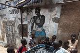 8月21日，在塞内加尔首都达喀尔的一个贫民区，孩子们玩桌上足球游戏。新华社记者 刘宇摄