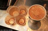 纽约的咖啡店正在销售一种可能堪称世界上最超级的咖啡，它含有10shots（一个shot相当于一个小酒盅的量）的espresso（意式浓缩咖啡）。一杯20盎司的咖啡被称为 'Deci' 。布鲁克林 Pulp and Bean咖啡店的主人托尼·费舍尔将它称为'coffee porn in a cup'。