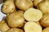 8、世界上最贵的土豆是法国努瓦尔穆杰岛上种植的La Bonnotte土豆，这种土豆每年产量不到100吨，土豆非常柔软，只能用手工的方法采集。这种土豆价格高达每公斤500欧元。