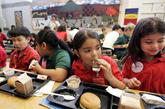 美国学校很重视学生的午餐营养，很多研究表明，饮食习惯影响学生的学习质量和学术表现以及身体健康，营养不良的学生在课堂上往往注意力不集中、学习表现不好。美国中小学提供的午餐对所有学生一视同仁，学校会列出每周的菜谱让家长了解。不论是穷人家还是富人家的孩子，在学校吃的午餐都一样。那费用呢？穷人家孩子吃不起咋办？中小学生在学校吃的午餐分三种购买方式，高收入家庭学生要自掏腰包，低收入家庭的孩子实行减价折扣、穷人家的孩子则是免费。这样穷人家的孩子、低收入家庭孩子不必为吃不起午餐而发愁，而且还能保证有足够的营养。