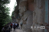 宝顶山摩崖造像包括以圣寿寺为中心的大佛湾、小佛湾等，由宋代高僧赵智凤于公元1174－1252年间（南宋淳熙至淳佑年间），历时70余年经总体构思组织开凿而成，造像近万尊，是一座罕见的完备而有特色的大型佛教密宗道场。 （图片来源：凤凰网华人佛教  摄影：萧恩）