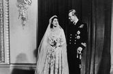 伊丽莎白女王和菲利普亲王的婚礼造型极尽奢华，伊丽莎白女王的婚纱由一万颗进口珍珠、水晶和薄纱镶嵌而成，裙摆长有13英寸也算是王妃婚纱造型之最的一款。
