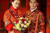 刘嘉玲和梁朝伟则走了回彻彻底底的复古民族风，华丽的花纹和大红色的装扮看着就很喜庆。