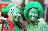 8月28日，在英国首都伦敦的诺丁山地区，两名彩妆女子参加巡游。当日，一年一度的伦敦诺丁山狂欢节开幕。诺丁山狂欢节是世界上规模最大的狂欢节活动之一，每年都吸引上百万人参与。新华社发（高塔姆摄）