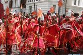 8月28日，在英国首都伦敦的诺丁山地区，孩子们参加巡游。当日，一年一度的伦敦诺丁山狂欢节开幕。诺丁山狂欢节是世界上规模最大的狂欢节活动之一，每年都吸引上百万人参与。新华社发（高塔姆摄）
