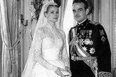 1956年摩纳哥王妃Grace Kelly嫁给Rainier亲王，所穿的婚纱是由MGM高定设计师Helen Rose所设计，这套婚纱用了25码的塔夫绸制作完成，古董的花边和蕾丝由36位裁缝师花6个星期制作完成，可见这件手工婚纱是多么的精致。
对比今日格蕾丝·凯莉的造型虽没有年轻时那种高高在上的架势，斜梳的刘海和优雅的连衣塔裙看起来显得端庄知性，随着年龄增长品味不减，也许至今仍稳坐最受欢迎王妃的格蕾丝·凯莉的时尚心经。
