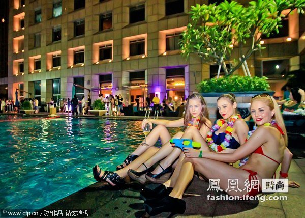 广东酒店邀请洋模特泳池暖场 高挑大白腿美过广东妹