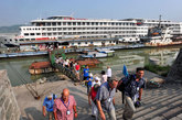 8月31日，“长江贰号”游轮停靠在湖北省宜昌市夷陵区三斗坪码头，游客下船前往景区游览。