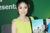 嫩绿色的连衣短裙让陈慧琳看起来相当减龄，少女般的果绿色和挎包搭配色彩十分突出。
