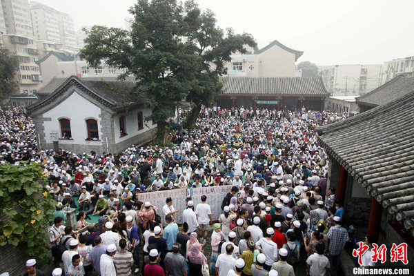 实拍北京牛街清真寺庆祝传统节日开斋节的热闹场面