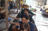 丹能莎朵水上市场－泰国曼谷
曼谷周围至少有十几个水上市场，不过“丹能莎朵水上市场”却是游客指定前往的观光胜地，因此，原本做为当地人日常生活的水上市集，如今却在旅行业者的打造包装下，变成船挤船的观光纪念品贩卖处，更讽刺的是，这些商品在考山路其实完全找的到。
