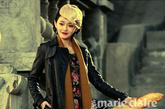 复古上海女人装扮，贝雷帽、优美的眼线线条，橘色系美妆，海报上的大S成熟自信。 

