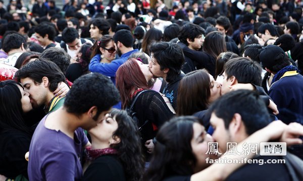 智利100多名学生集体接吻呼吁教改