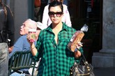 Kourtney Kardashian
绿色的格纹虽然很显中性化，但是在一片红格中却相当显眼。