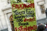 在智利首都圣地亚哥的一个市中心广场上，100多名学生用集体接吻的形式抗议政府的教育政策，呼吁改革。 
