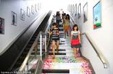 在南京地铁2号线学则路站，一段可“弹”出美妙音乐的地铁楼梯向市民开放。据悉，这段楼梯采用人体感应器作为信号接收装置，当有人经过时，感应器接收人体信号，发出一个电子信号给发声电路，再由扩音器发出悦耳的钢琴声。南京地铁音乐楼梯倡导市民减少使用电梯，绿色低碳出行。