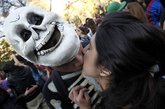 在智利首都圣地亚哥的一个市中心广场上，100多名学生用集体接吻的形式抗议政府的教育政策，呼吁改革。 
