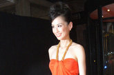 黄圣依：抹胸红色长裙，设计独特，看起来大方时尚。