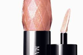 SHISEIDO Maquillage心机彩妆恒彩诱唇蜜  6色 RMB230。

采用双刷头式设计，一端是液态唇膏，另一端则是闪亮唇蜜，融合双重效果后，能塑造出色彩持久且光泽充盈的新质感美唇。