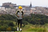 英国爱丁堡，锡克族百岁老人法奥加·辛格，是第一个报名参赛者。100岁辛格已经参加了七届马拉松，并且均在89岁生日后。这次将是他最后一次参赛。
