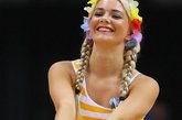 立陶宛，2011男篮欧锦赛小组赛第2日，美女观众PK啦啦队，各种加油方式不同，清纯淑女对决辣妹。