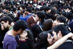 智利100多名学生集体接吻呼吁教改